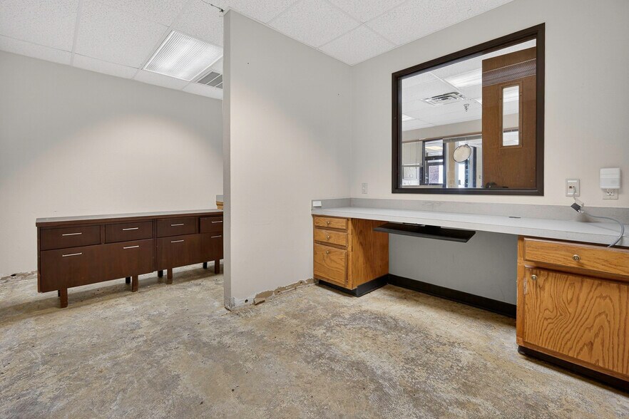 More Photos Of 1400 N Kennedy Ave, Shawnee Office For Sale