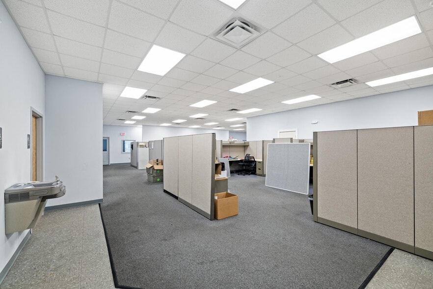 More Photos Of 7100 Edgewater Dr, Orlando Warehouse For Lease