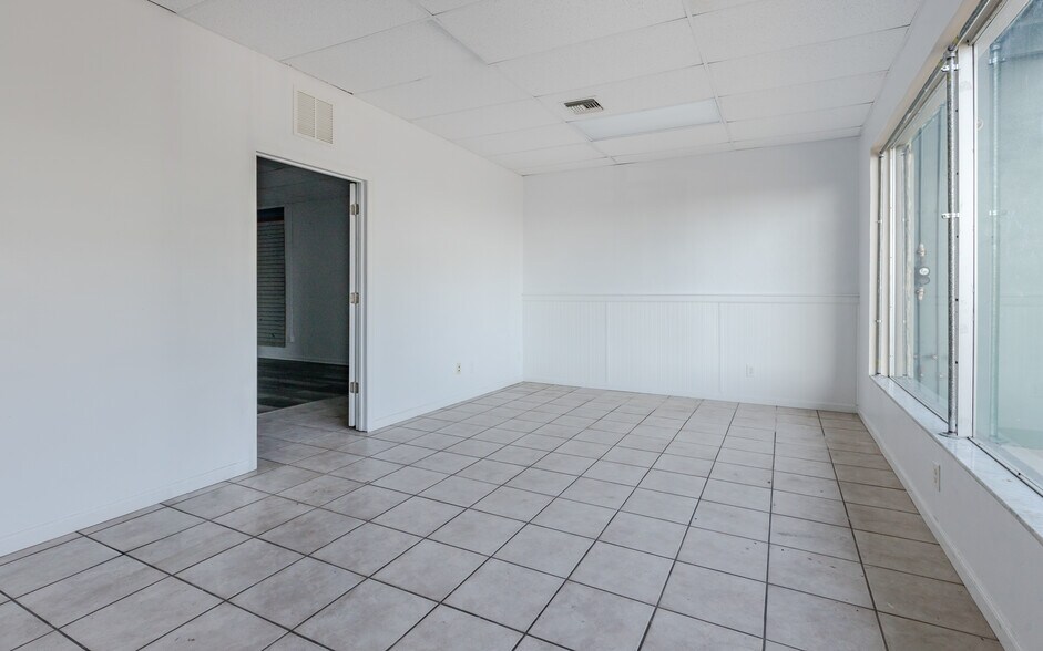 More Photos Of 1520 SE 46th Ln, Cape Coral Freestanding For Lease