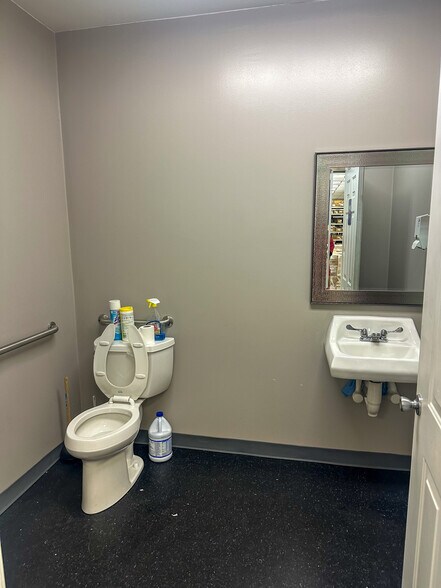 More Photos Of 302 E Locust St, Scranton Warehouse For Lease