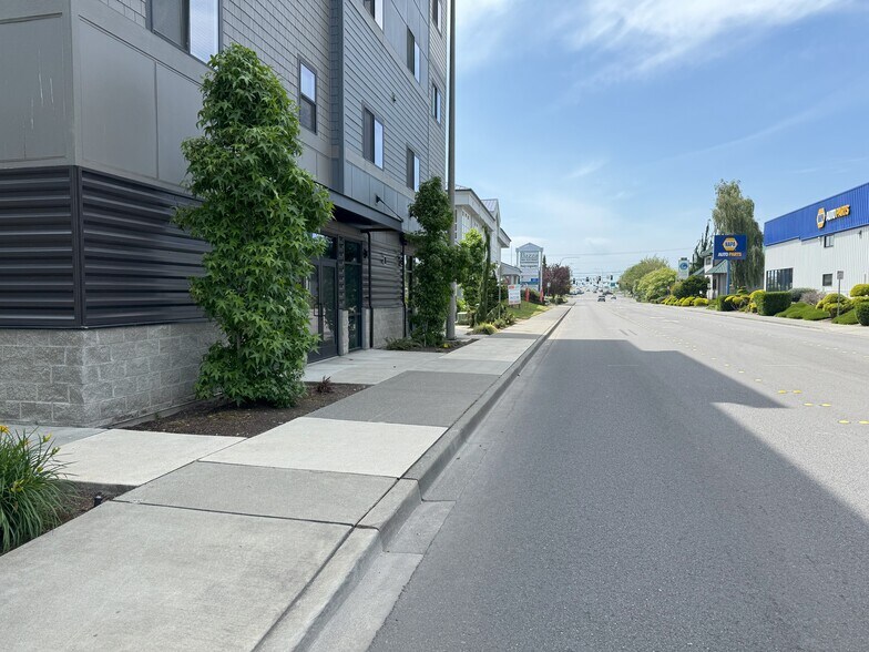 More Photos Of 200 E George Hopper Rd, Burlington Storefront Retail Office For Lease