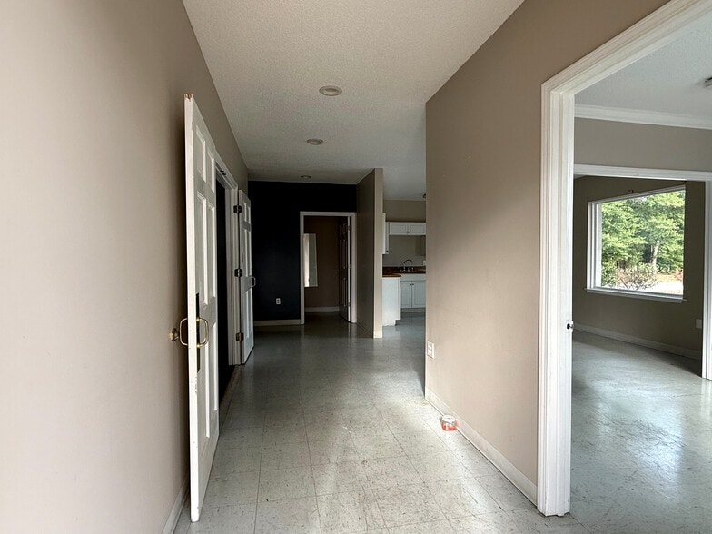 More Photos Of 117 Park Rd, Lexington Showroom For Sale