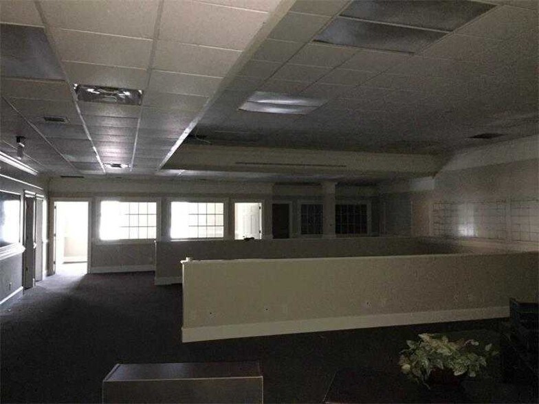 More Photos Of 102 E Main St, Cartersville Bank For Lease