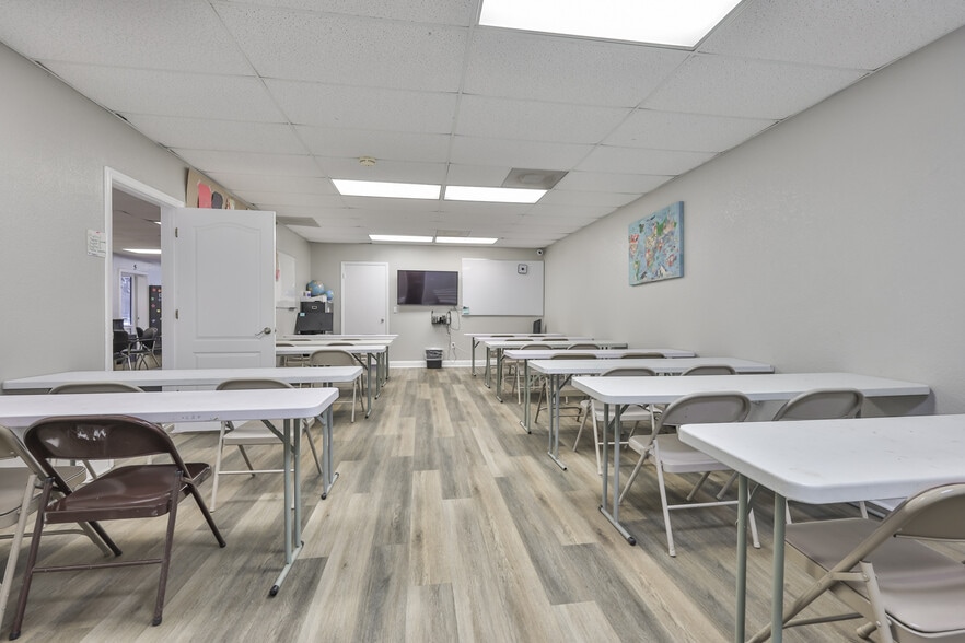 More Photos Of 307 S Parsons Ave, Brandon Storefront For Lease