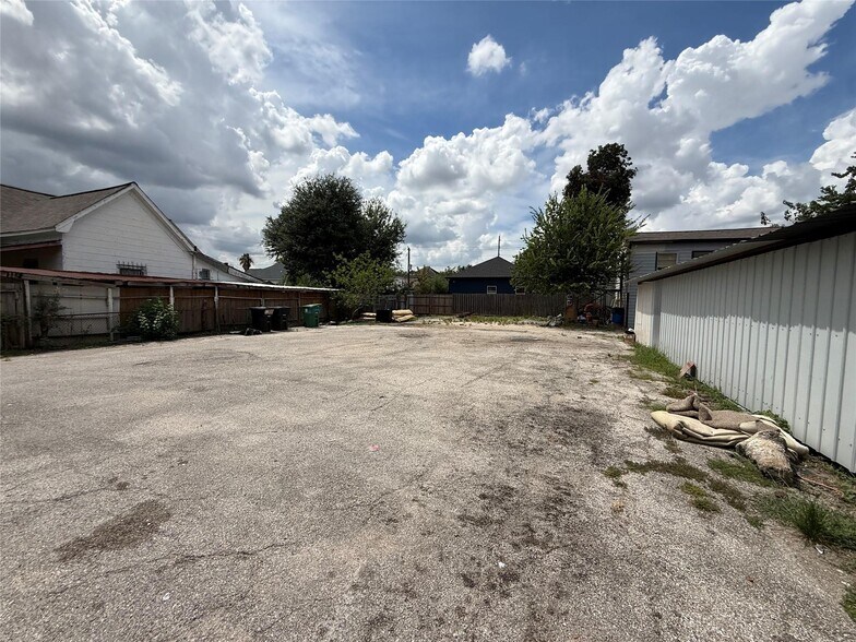 More Photos Of 2319 McKee St, Houston Apartments For Sale