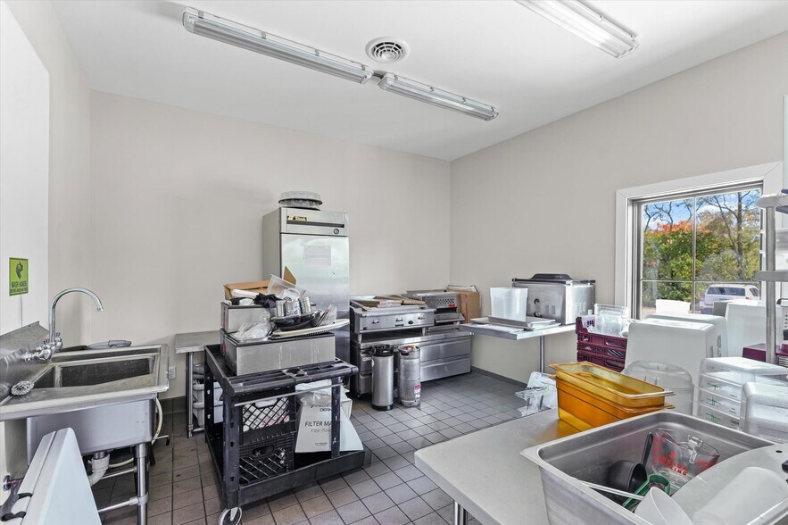 More Photos Of 125 S Market St, Paxton Specialty For Sale