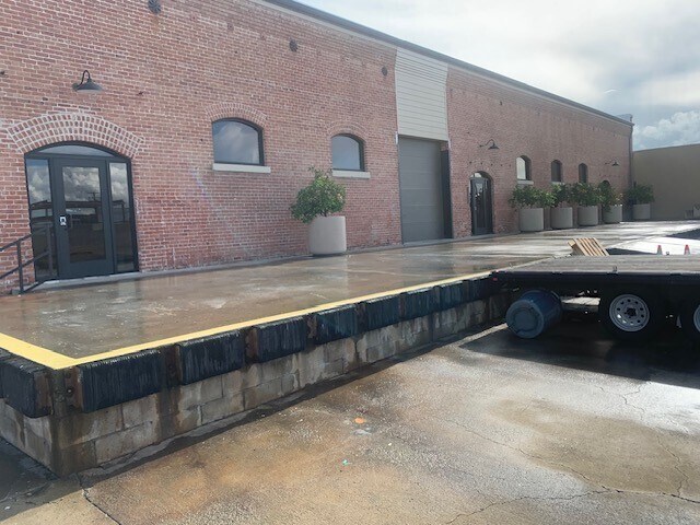 More Photos Of 2406 S Main St, Santa Ana Service For Lease