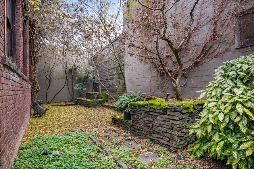 More Photos Of 1632 NW Thurman St, Portland Showroom For Lease