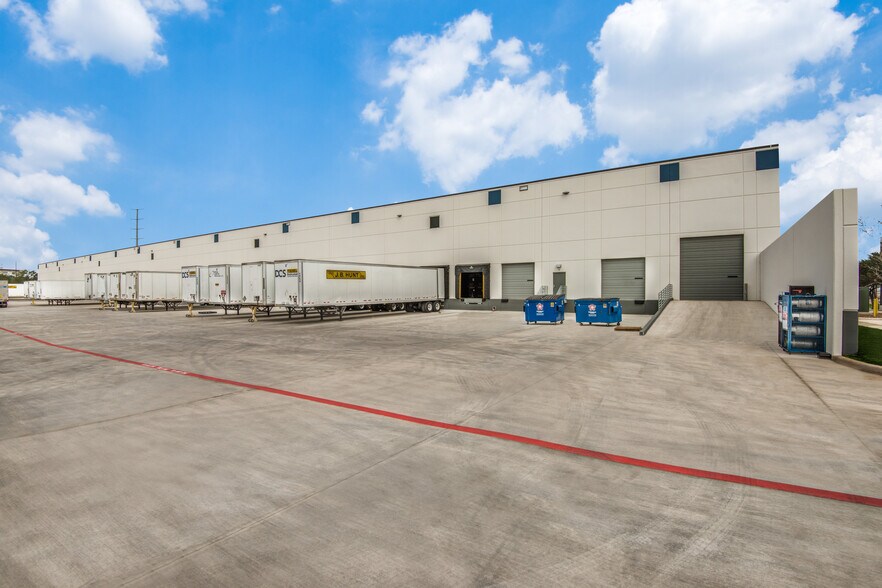 More Photos Of 3215 N Panam Expy, San Antonio Manufacturing For Lease