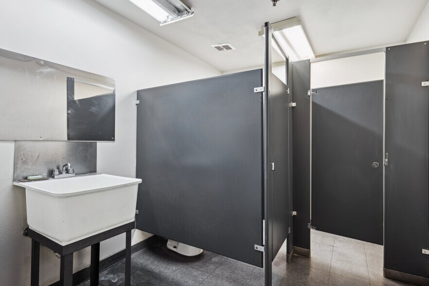 More Photos Of 3207 S Hardy Dr, Tempe Warehouse For Sale