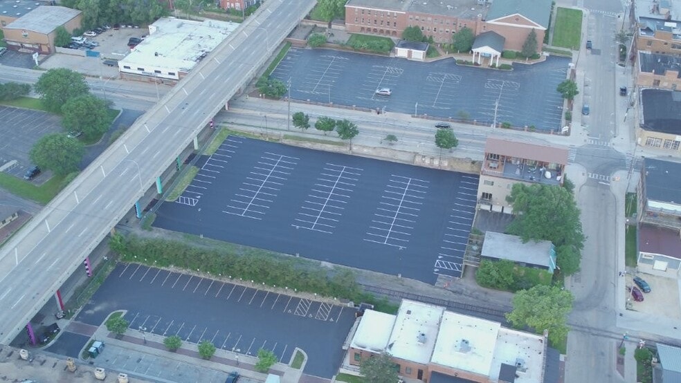 More Photos Of 220 N Water St, Rockford Flex For Sale