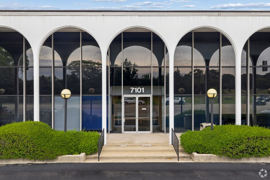 More Photos Of 7101 N Cicero Ave, Lincolnwood Office For Lease