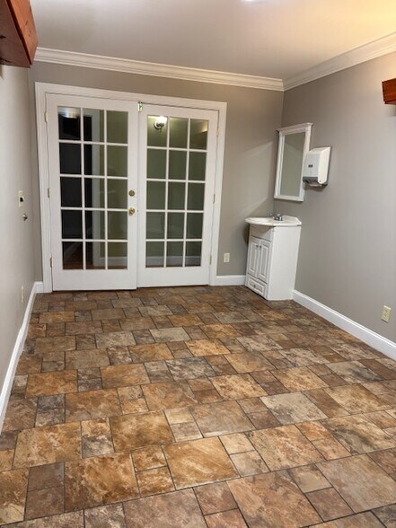 More Photos Of 6600 Grand Central Ave, Vienna Freestanding For Lease