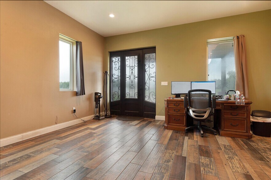 More Photos Of 5504 County Road 2646, Royse City Light Distribution For Lease