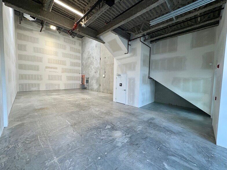 More Photos Of 2660 Barnet Hwy, Coquitlam Warehouse For Sale