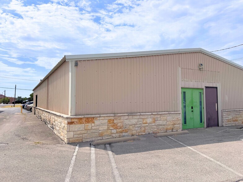 More Photos Of 1342 E Highway 377, Granbury Showroom For Sale