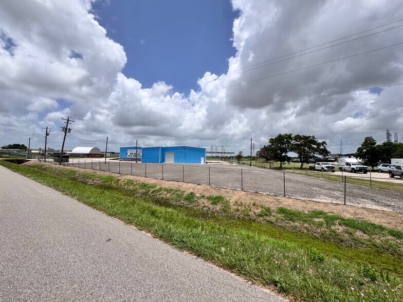 More Photos Of 2001 Zapata St, Freeport Manufacturing For Lease