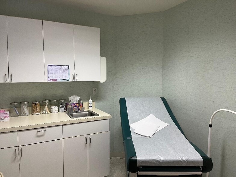 More Photos Of 27 Oak St, Stamford Office For Lease