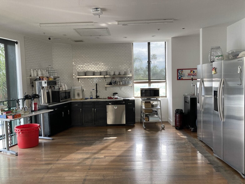 More Photos Of 5400-5420 Wilshire Blvd, Los Angeles Loft Creative Space For Lease