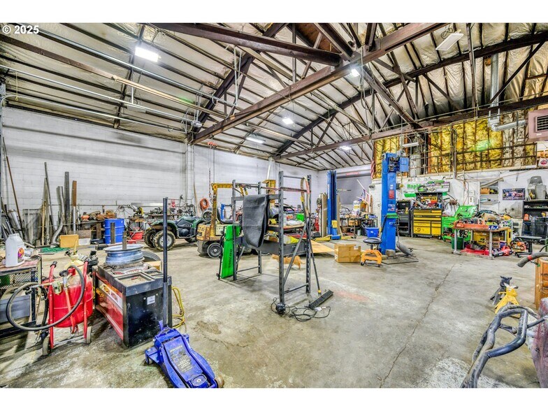 More Photos Of 364 28th St, Springfield Freestanding For Sale