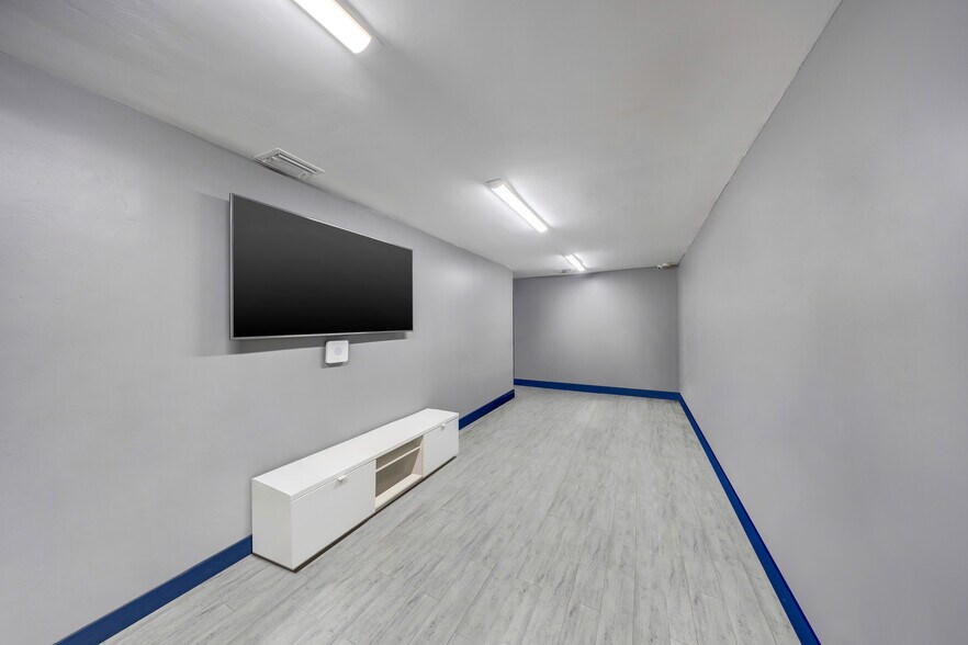 More Photos Of 2540-2600 Ali Baba Ave, Opa Locka Warehouse For Sale