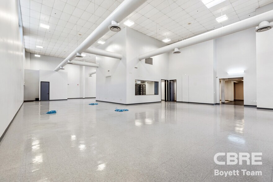 More Photos Of 26025 Mureau Rd, Calabasas Office For Sale