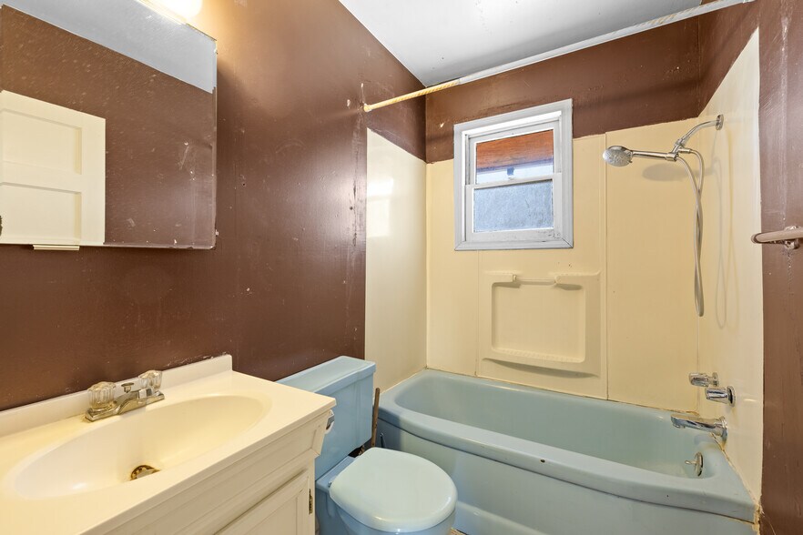 More Photos Of 175 Rogue River Hwy, Gold Hill Office For Sale