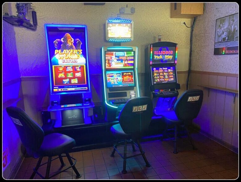 More Photos Of 38652 N Sheridan Rd, Beach Park General Retail For Sale