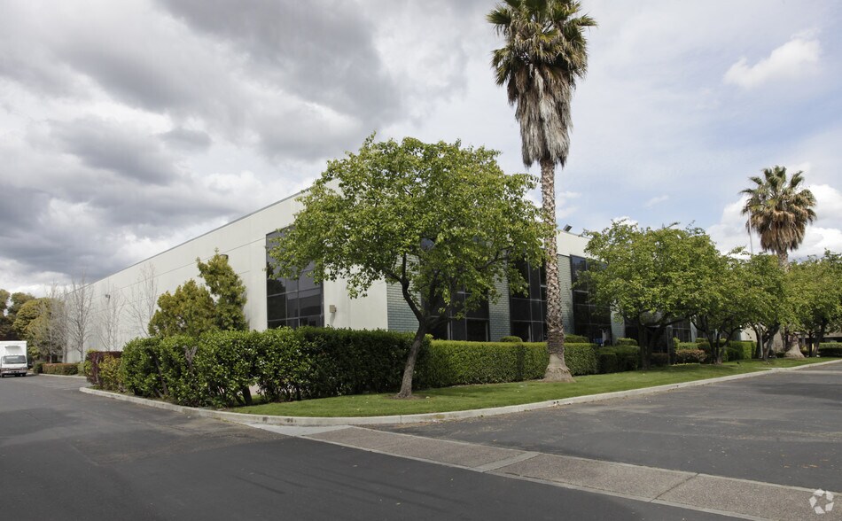 More Photos Of 2811 Faber St, Union City Light Manufacturing For Lease