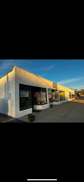More Photos Of 814-824 Glen Flora Ave, Waukegan Storefront For Lease