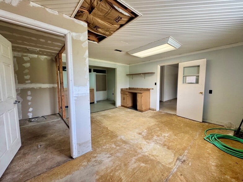 More Photos Of 868 State Route 3 and 12, Hinton Flex For Sale