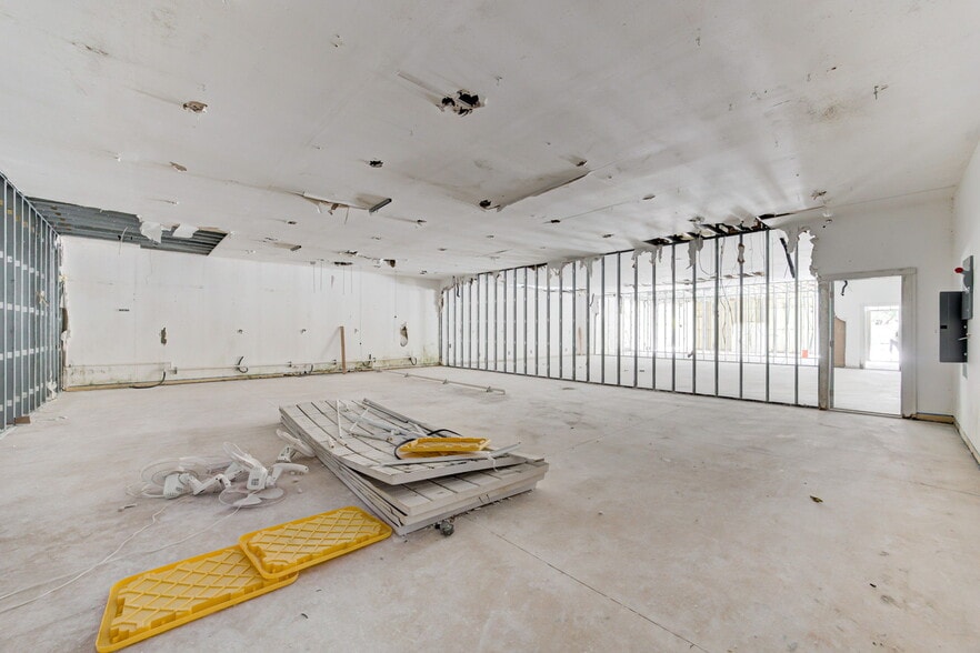 More Photos Of 3875 E Waterloo Rd, Edmond Warehouse For Lease