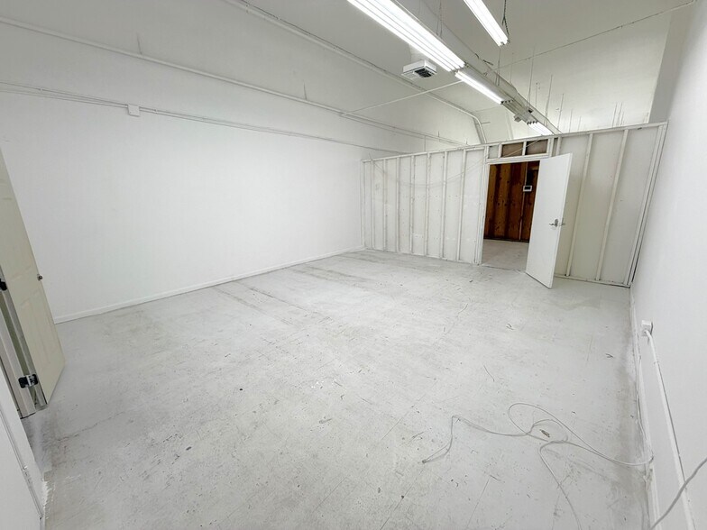 More Photos Of 1020 S Los Angeles St, Los Angeles Light Manufacturing For Lease