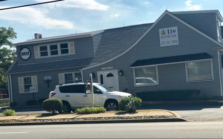 Primary Photo Of 106 E Ridgewood Ave, Paramus Medical For Lease