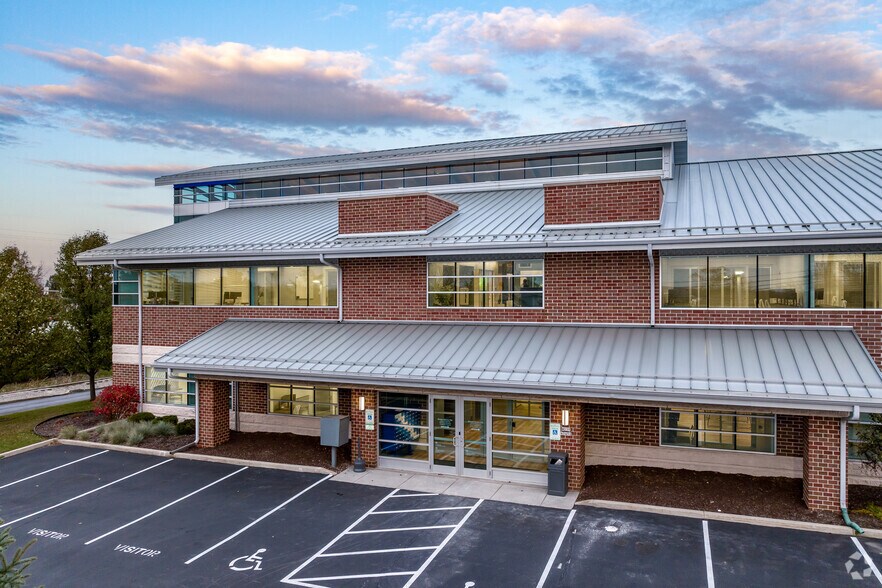 More Photos Of W239 N3490 Pewaukee Rd, Pewaukee Office For Sale