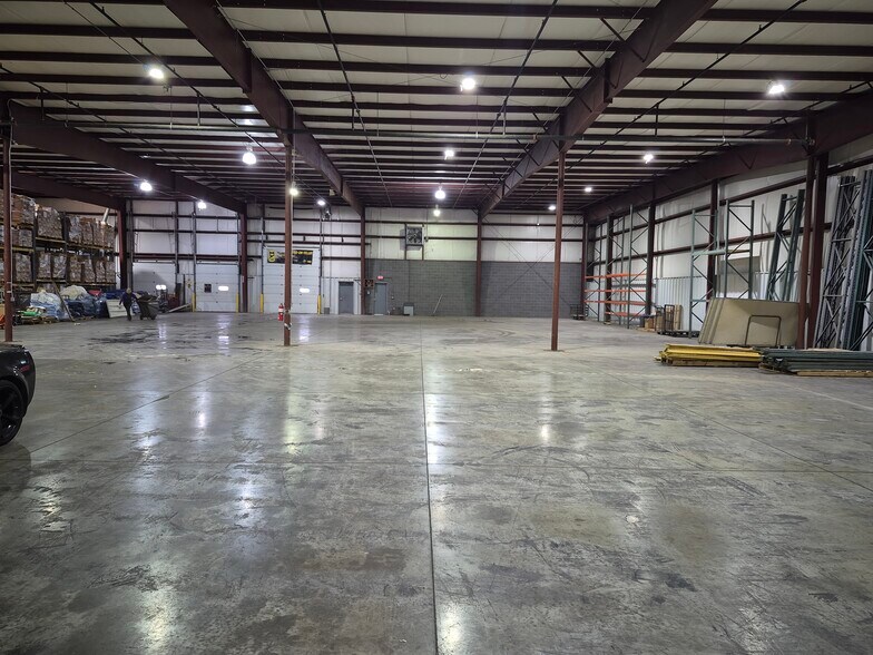 More Photos Of 961 N Main St, Mansfield Warehouse For Lease
