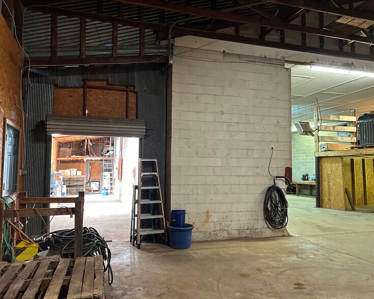 More Photos Of 515 S Noble St, Anniston Light Distribution For Sale