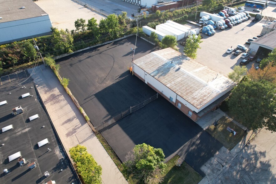 Primary Photo Of 2425 Pan Am Blvd, Elk Grove Village Warehouse For Sale