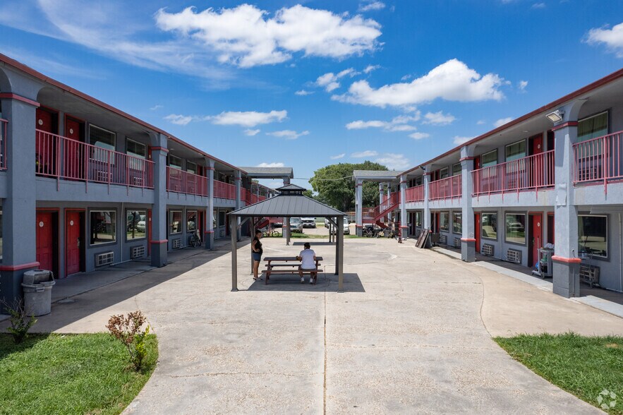 More Photos Of 28382 Southwest Fwy, Rosenberg Hotel For Sale