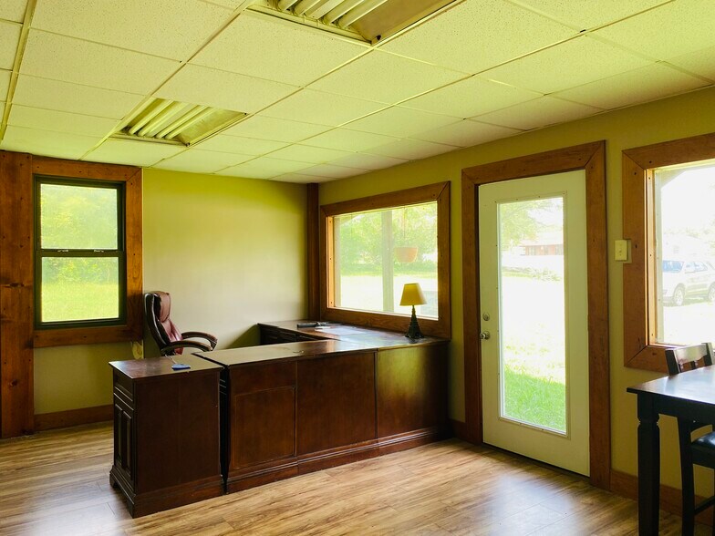 More Photos Of 823 Highway 56, Calico Rock Office For Sale