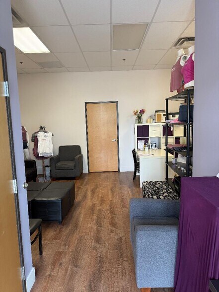 More Photos Of 1655 W Chandler Blvd, Chandler Storefront Retail Office For Lease