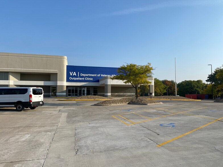 More Photos Of 4000 University Ave, Waterloo General Retail For Lease