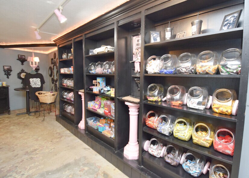 More Photos Of 112 W Main St, Burnsville Flex For Lease