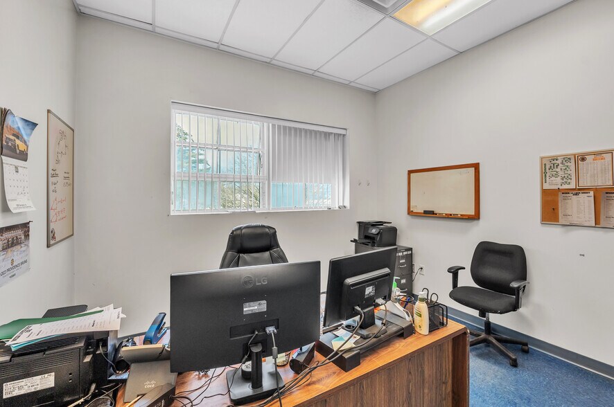 More Photos Of 10 Cabot St, Southbridge Warehouse For Lease