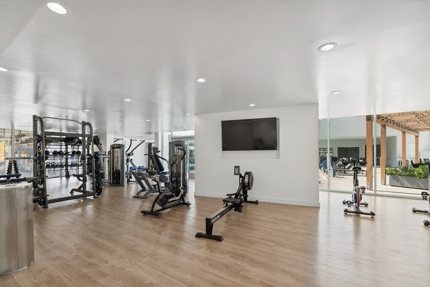 More Photos Of 300 S Santa Fe Ave, Los Angeles Apartments For Lease