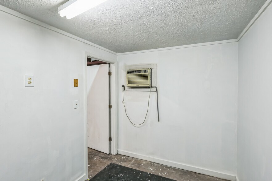 More Photos Of 52 & 54 Awtrey St, Manchester Self Storage For Sale