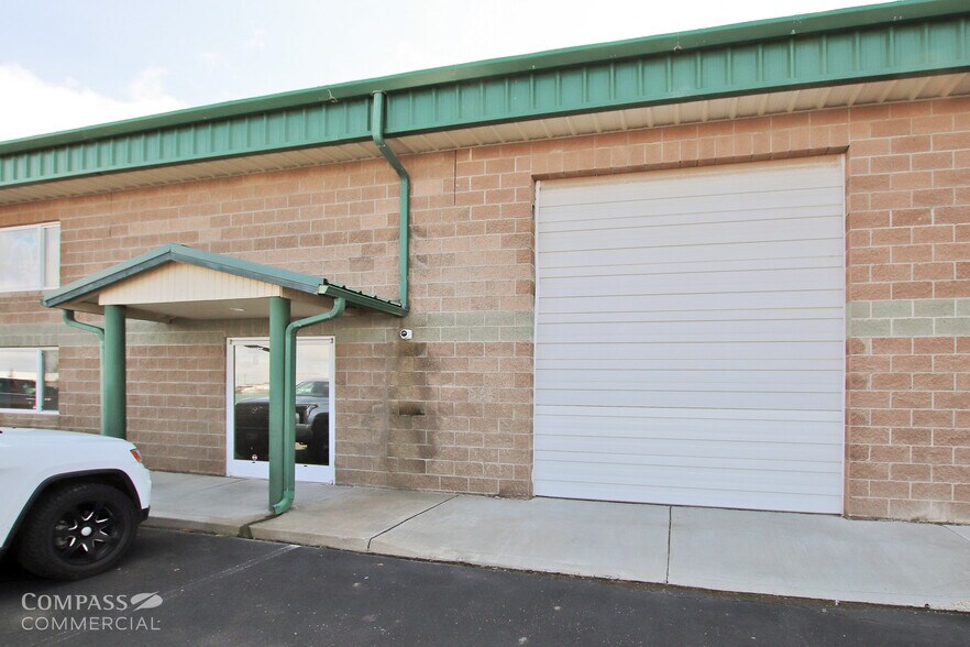 Primary Photo Of 494 SW Veterans Way, Redmond Warehouse For Lease