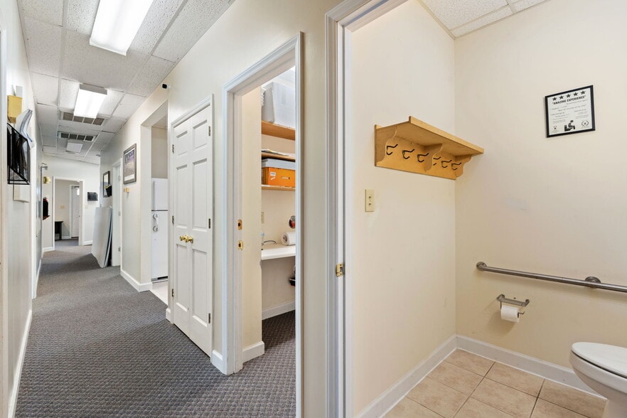 More Photos Of 1919 Boulevard St, Greensboro Office For Sale