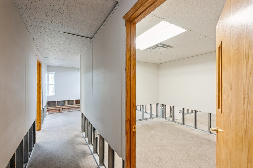 More Photos Of 202-210 W State St, Marshalltown Office For Sale