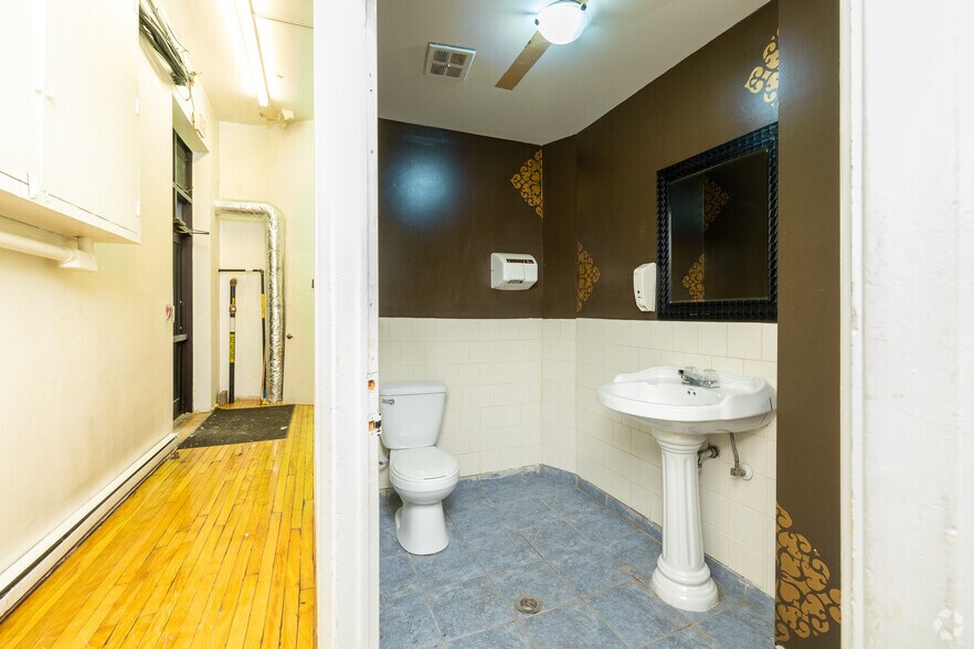 More Photos Of 4225 Rue Notre-Dame O, Montréal Office For Sale